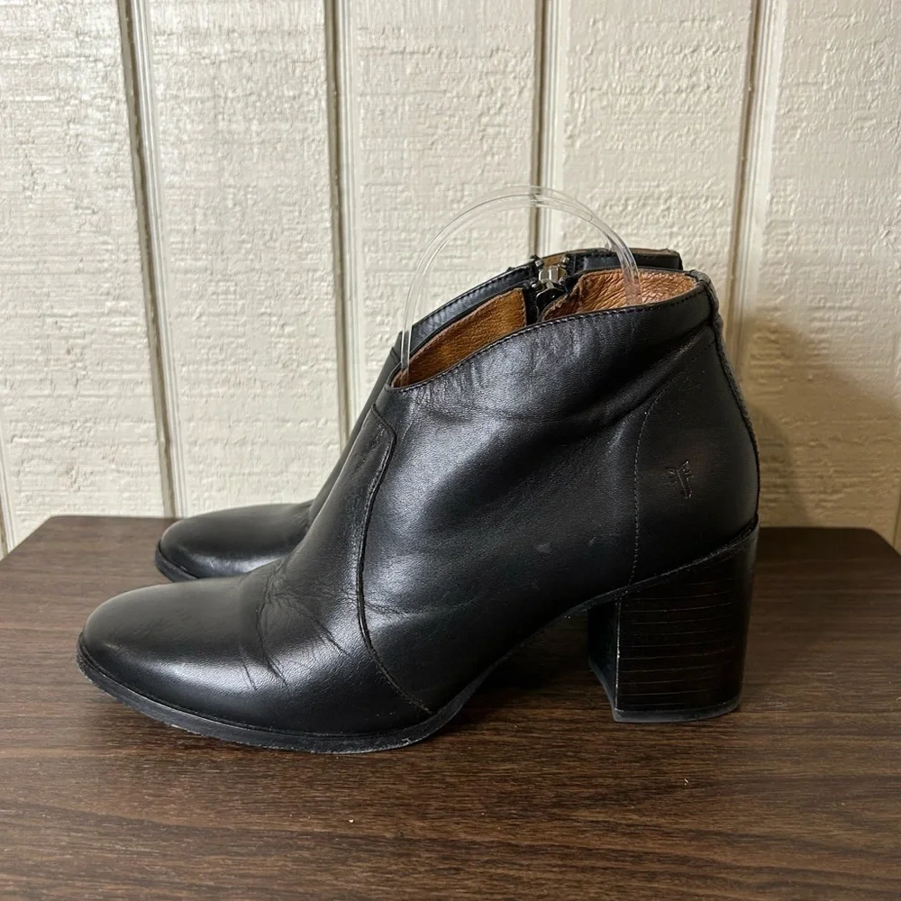 Frye Nora Heeled Ankle Boots in Black, size 8.